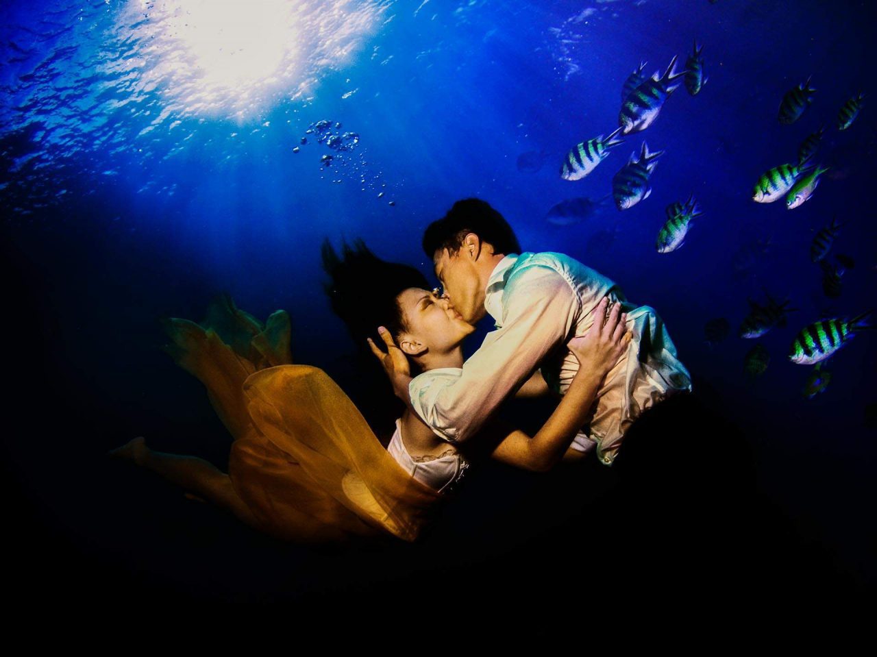 Creative Pre-wedding via Underwater bridal shoot