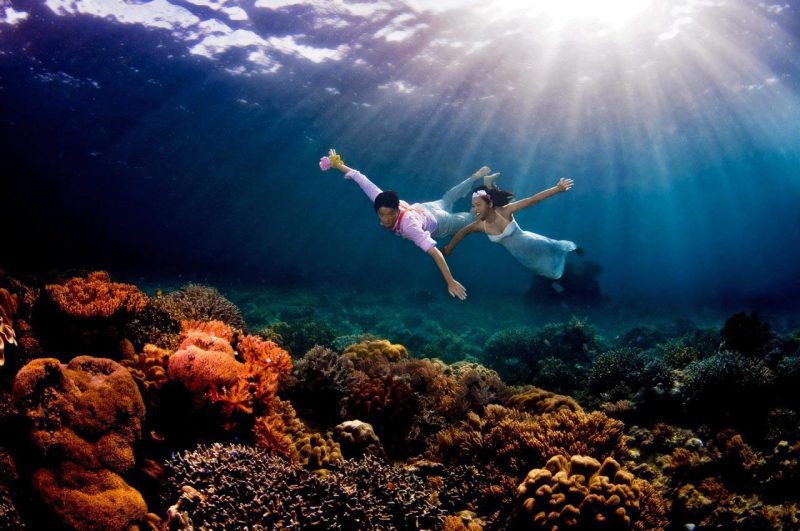 Singapore underwater photography. creative bridal shoot of underwater wedding photography of a couple underwater — underwater portrait photographer singapore, underwater photography singapore