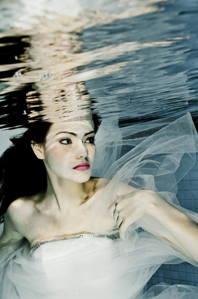 Singapore portrait photography. bridal fashion shot done underwater — underwater portrait photographer singapore, underwater photography singapore