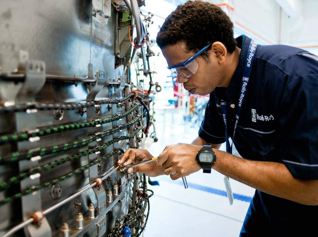 Rolls-Royce aviation technician reparing the Trent 1000 engine
