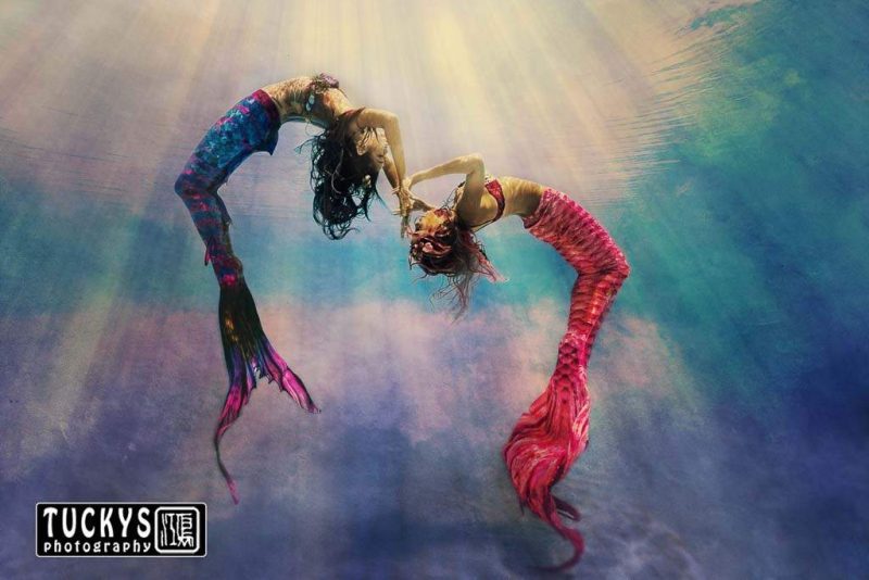 creative Underwater mermaids photography by professional underwater wedding portraits photographer. Professional corporate portrait photographer based in Singapore. providing commercial portrait photography, industrial portrait photography and group portraits photography services