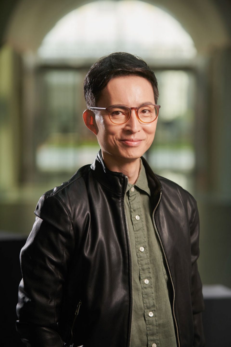 Professional environmental portrait for corporate. Dramatic lighting creted by mixing studio light with ambient lighting — corporate portrait photographer singapore