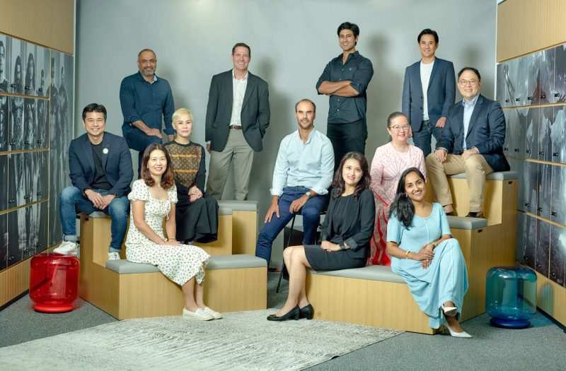 Leadership management group photoshoot . large group photoshoot. team profile . business group portraitures — company group photo singapore