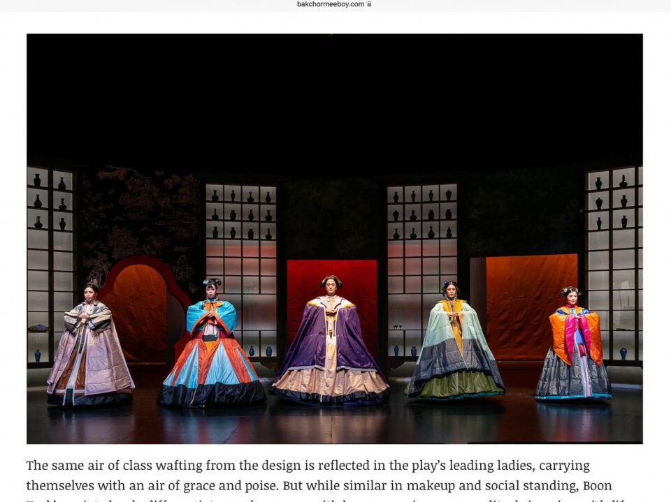 Singapore theatre photography: theatre press coverage. Bakchormeeboy review page with Tuckys Photography's image of the five leading performers of The Crab Flower Club in a line across the stage